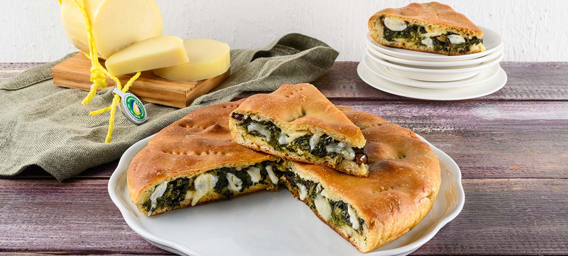 Focaccia di Cicoria con Provolone Valpadana dolce