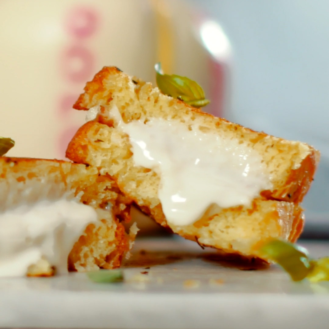 Grilled-cheese-sandwich-con-Provolone-Valpadana-DOP-Dolce-e-burro-alle-erbe