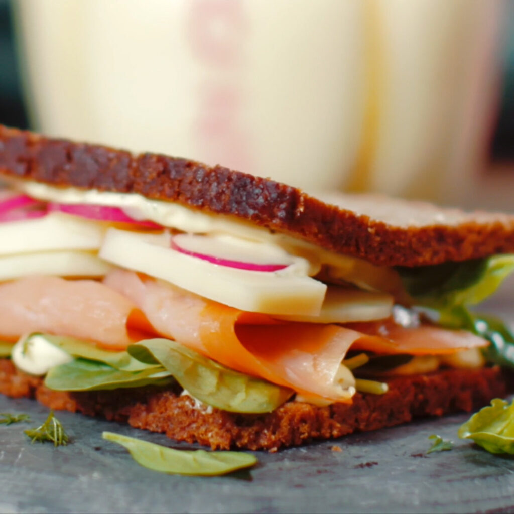 Panino-con-pane-di-segale-con-salmone-affumicato