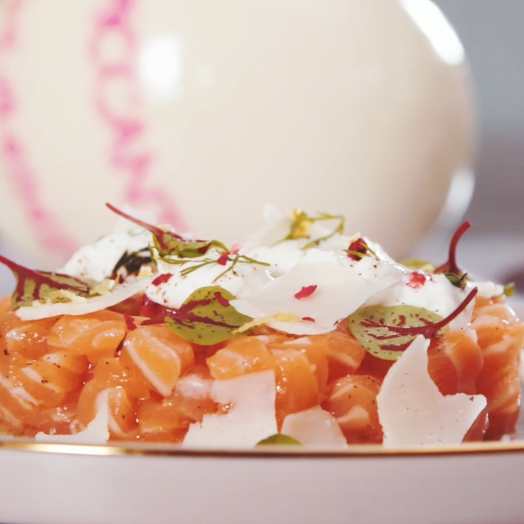 Tartare-di-salmone-con-scaglie-di-Provolone-Valpadana-DOP-Piccante-e-salsa-alle-erbe-e-limone