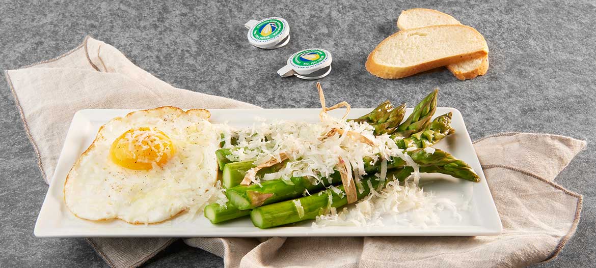 Asparagi con uova e Provolone Valpadana D.O.P. piccante|